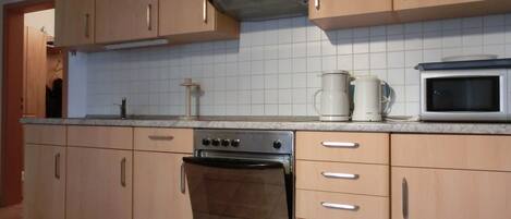 Frigorifero, microonde, forno, piano cottura