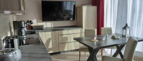 ثلاجة، فرن، موقد طهي مسطح، غسالة أطباق