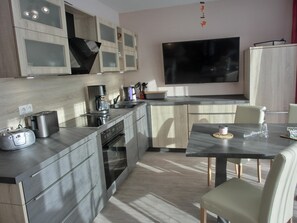 Fridge, oven, stovetop, dishwasher