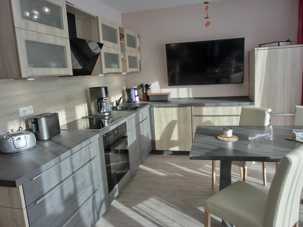 Kühlschrank, Ofen, Herdplatte, Geschirrspüler