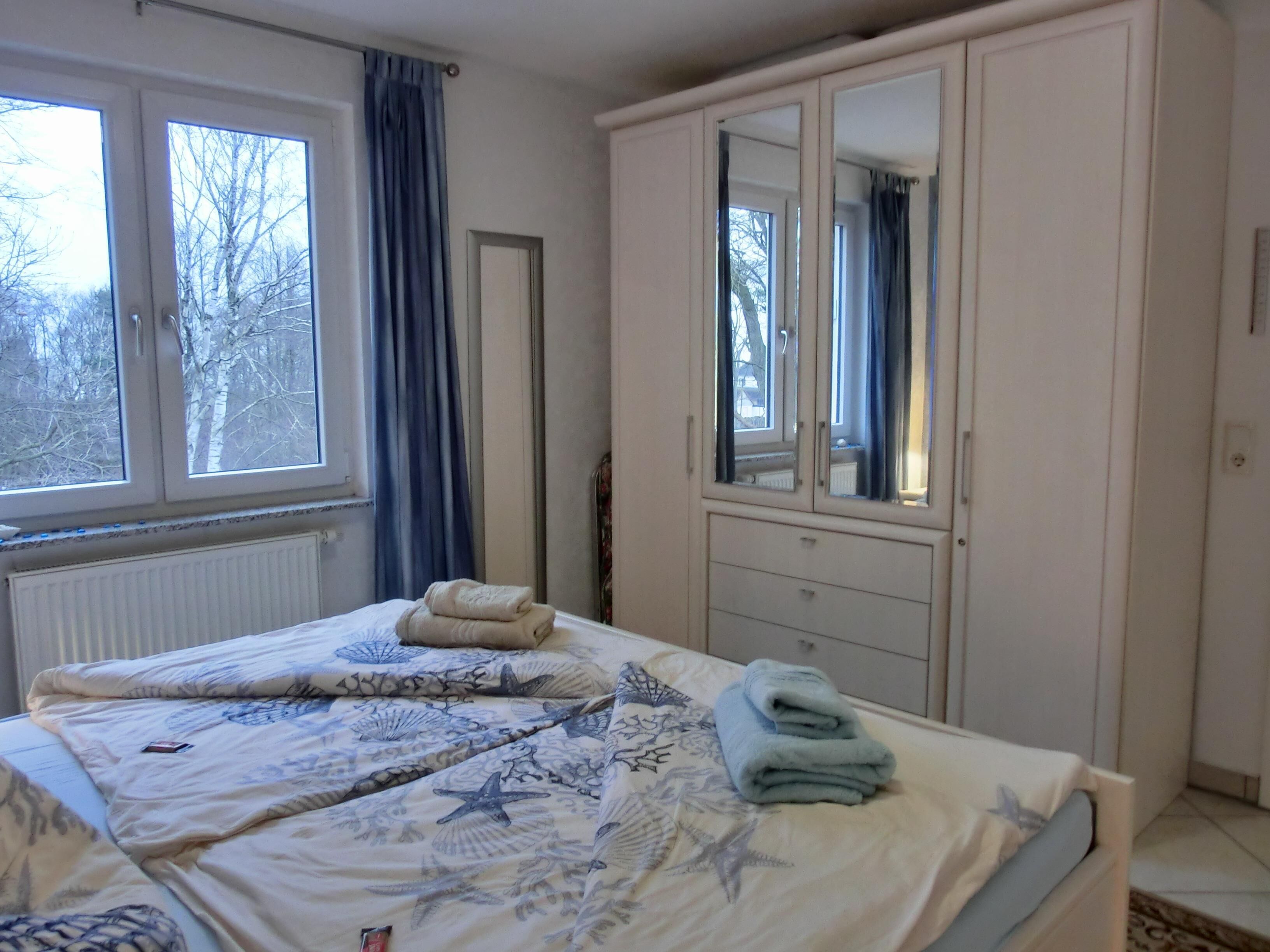 Una camera da letto con un letto, un armadio e una finestra.