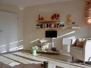 TV, stereo - Strandnahe Fewo im Dachgeschoss mit Zwei Balkone (Graal-Müritz)