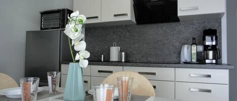 Réfrigérateur, plaque de cuisson, lave-vaisselle, cafetière/bouilloire