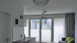 En modern lägenhet med kök, matplats och vardagsrum.