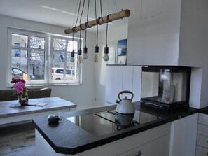 Kühlschrank, Mikrowelle, Ofen, Herdplatte