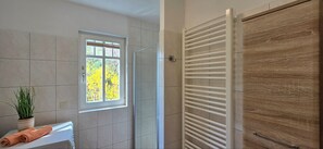 Shower, hair dryer - "Your vacation apartment in Graal-Müritz for 2 people - with bicycles" (Graal-Müritz)