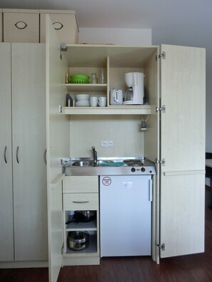 Kühlschrank, Herdplatte, Wasserkocher mit Kaffee-/Teezubehör, Toaster