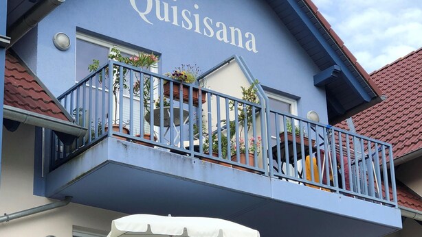 A building with a sign reading "Quisisana" on the facade. - 2-zi.-fewo für 4 Personen im 1. OG Links (Graal-Müritz)
