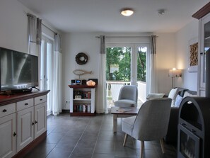 TV, fireplace, stereo - 2-room vacation apartment for 2 people on the first floor (Graal-Müritz)