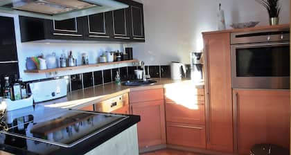 "Ferienwohnung E10: Modernes Urlaubsparadies in Graal-Müritz!"