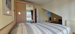 1 bedroom, iron/ironing board, free WiFi - "Relaxing apartment B1 in the attic - Your Home by the Sea!" (Graal-Müritz)