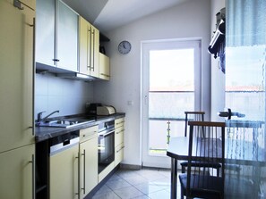 Een koelkast, een microgolfoven, een oven, een kookplaat