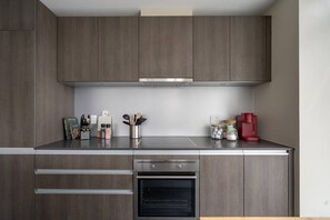Réfrigérateur, four à micro-ondes, un four, surface de cuisson