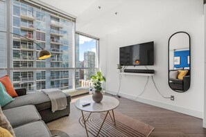 Smart TV, offices, computer monitors - Heart of the City - 2BR, Prk, AC, Mountain Views (Calgary)