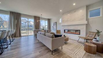 Smart-TV, Kamin, Arbeitsbereiche