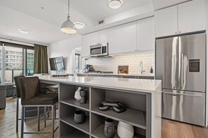 Refrigerador, microondas, horno, placa de cocina