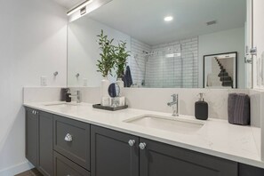 Secadora de cabello, toallas, jabón, shampoo 