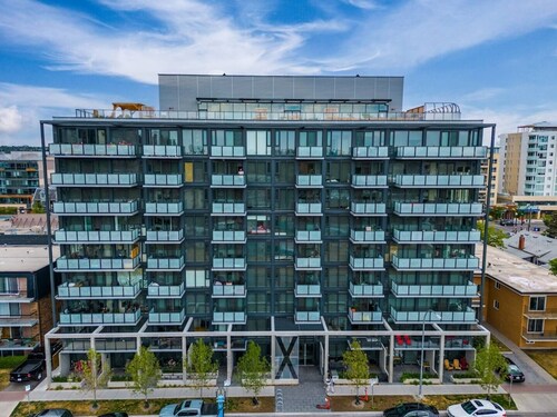 Central 2BR in Kensington w/ Parking + AC