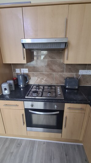 Fridge, oven, stovetop, electric kettle - Entire Home/Flat In London (Great Links To Central) (London)