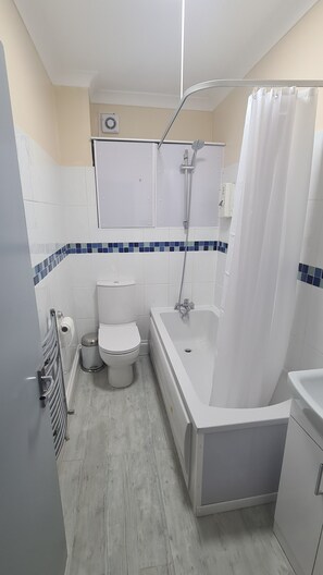 Towels, soap, shampoo, toilet paper - Entire Home/Flat In London (Great Links To Central) (London)