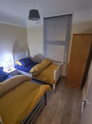 2 bedrooms, desk, WiFi, bed sheets - Entire Home/Flat In London (Great Links To Central) (London)