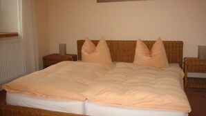 A bedroom with a large bed, two nightstands, and a wall-mounted artwork. - FeWo Zirkelstein, Landhaus Böhmer***** (Papstdorf)