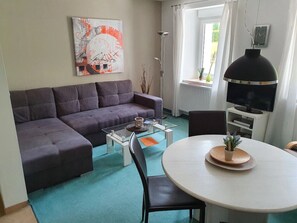 Televisio, DVD-soitin, pöytätennispöytä, kirjoja