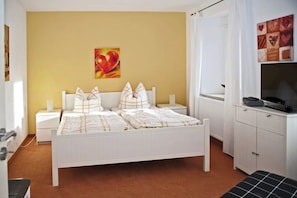 2 bedrooms, in-room safe, iron/ironing board, travel crib