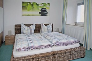 2 makuuhuonetta, tallelokero huoneessa, silitysrauta/-lauta