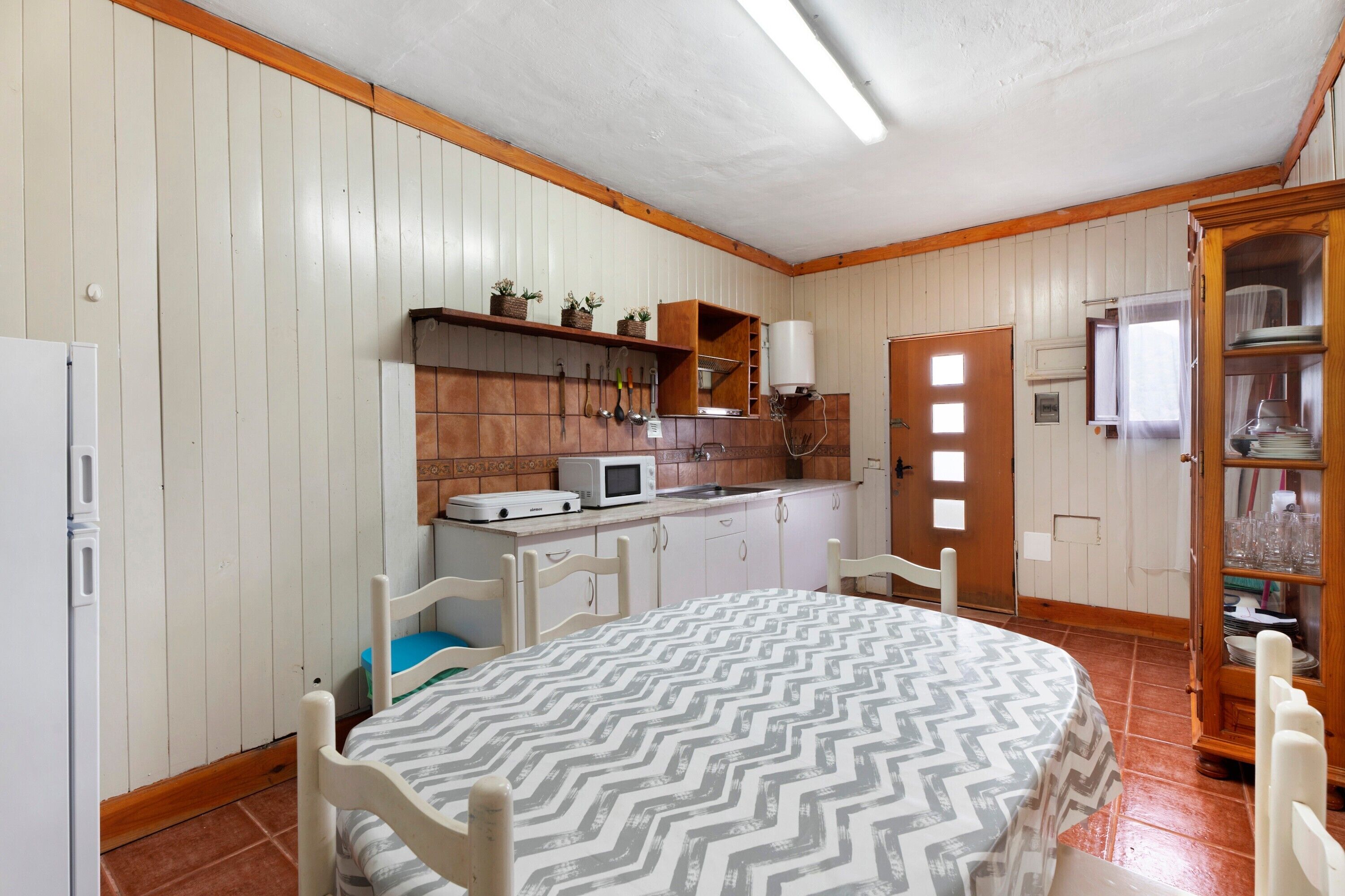 Kylskåp, spishäll, kaffe- och tebryggare och vattenkokare