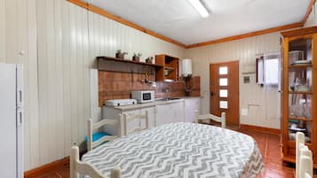 Kylskåp, spishäll, kaffe- och tebryggare och vattenkokare