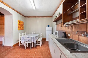 Fridge, stovetop, coffee/tea maker, electric kettle - Holiday Home 'Casa Azul del Roque Negro' with Sea View, Terrace and Wi-Fi (Santa Cruz de Tenerife)