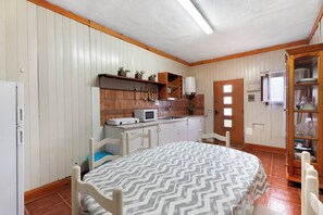 Fridge, stovetop, coffee/tea maker, electric kettle