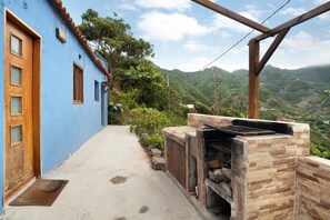 Property grounds - Holiday Home 'Casa Azul del Roque Negro' with Sea View, Terrace and Wi-Fi (Santa Cruz de Tenerife)
