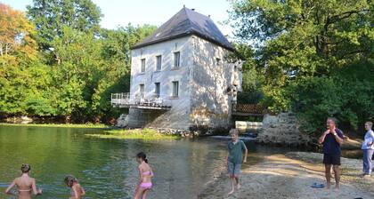 Moulin avec terrasse sur l'eau- dépaysement, charme & espace.