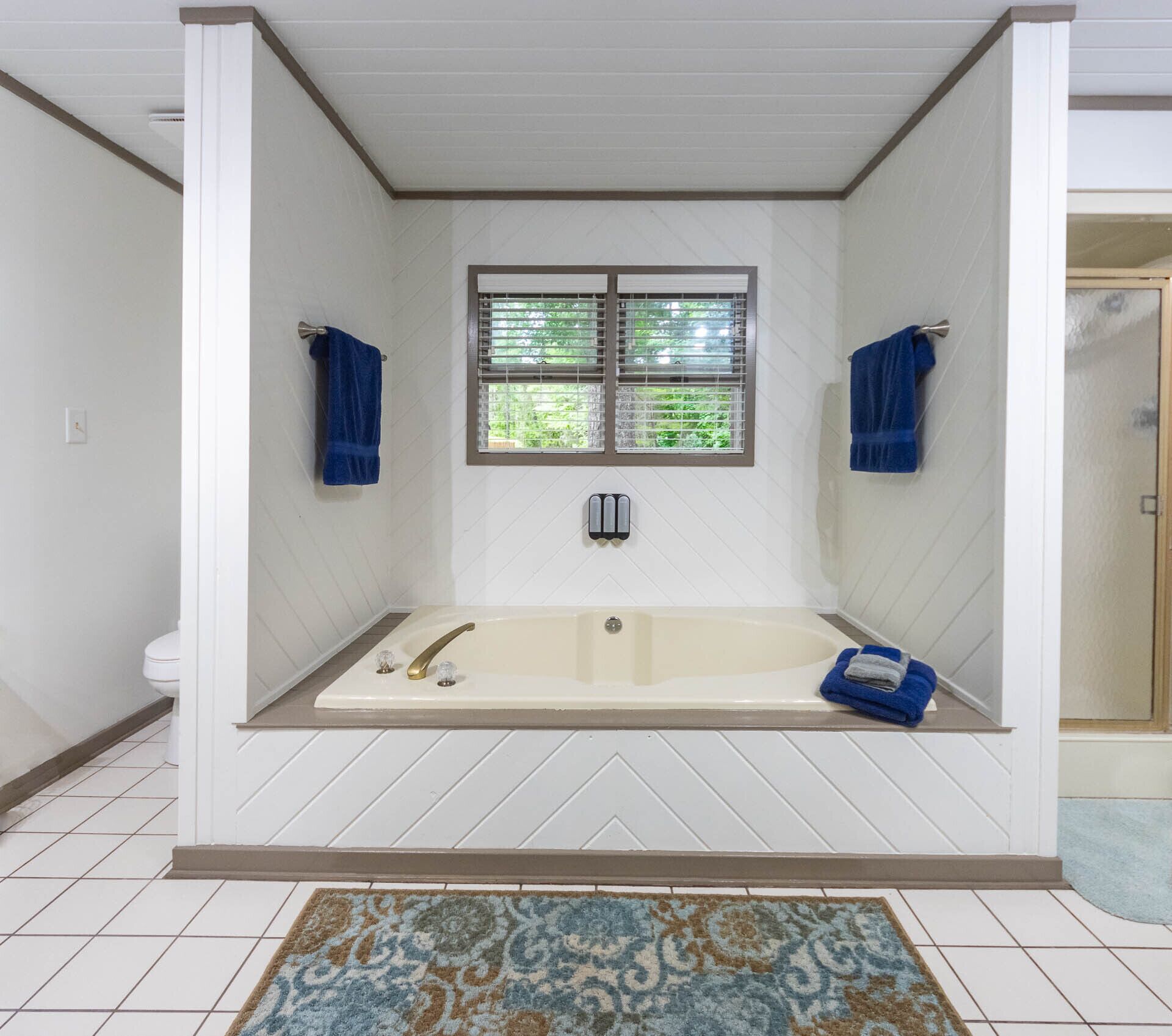 Bathroom 1 in Bedroom 1 with bath tub, shower, toilet and 2 separate sinks. (1)
