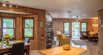 Country Estate Villa, Private Pool, 30min to Beach