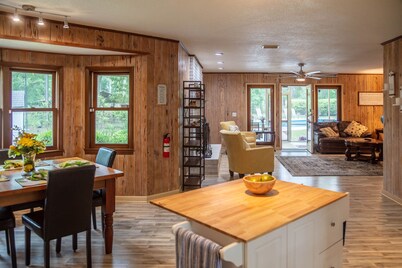 Country Estate Villa, Private Pool, 30min to Beach