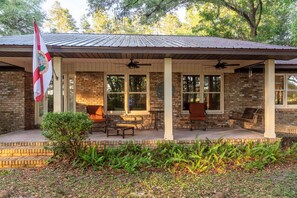 Terrace/patio - Country Estate Villa, Private Pool, 30min to Beach (Taylor County)