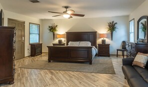 5 bedrooms, iron/ironing board, WiFi, bed sheets - Country Estate Villa, Private Pool, 30min to Beach (Taylor County)