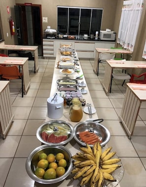 Café da manhã com buffet grátis todos os dias