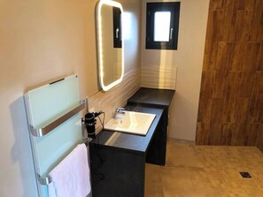Bathtub, hair dryer, towels - Gites-domainedupin, cottage Bain Nordique PRIVÉ (Mosnes)