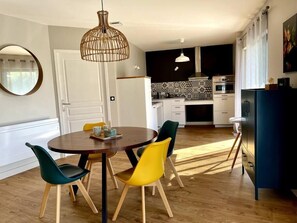 Dining - Gites-domainedupin, cottage Bain Nordique PRIVÉ (Mosnes)