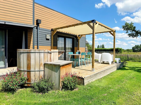 Terrace/patio - Gites-domainedupin, cottage Bain Nordique PRIVÉ (Mosnes)