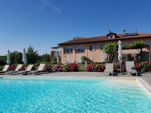 Cascina del Noce - Alba. Spacious apartment with exceptional views and pool 