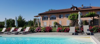 Cascina del Noce - Alba. Spacious apartment with exceptional views and pool 