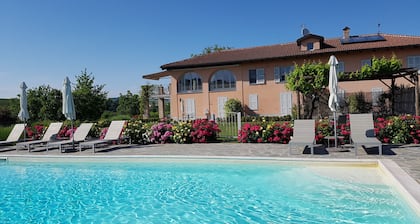 Cascina del Noce - Alba. Spacious apartment with exceptional views and pool