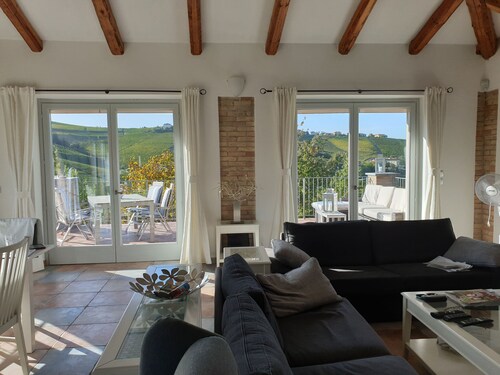 Cascina del Noce - Alba. Spacious apartment with exceptional views and pool 