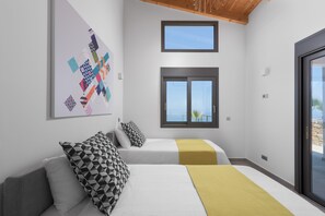 3 makuuhuonetta, tallelokero huoneessa, silitysrauta/-lauta