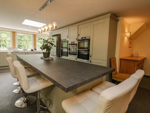 Frigorífico, lavavajillas, hervidor eléctrico y tostadora